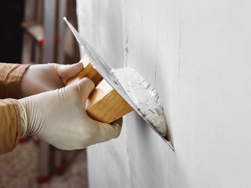漆喰を塗っているところ