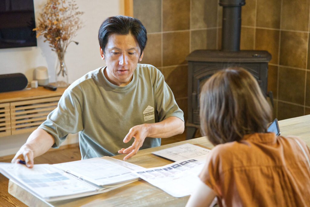 打ち合わせをする木の彩スタッフたち