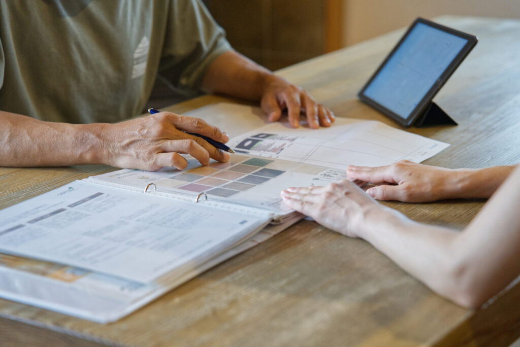 打ち合わせ中の木の彩スタッフの手元