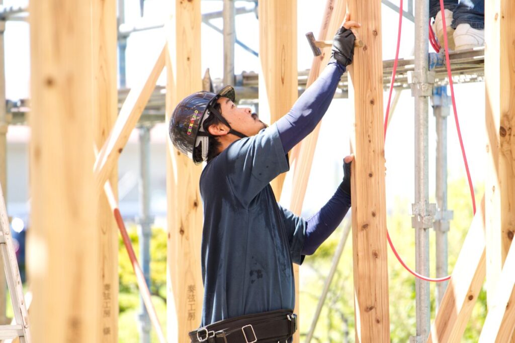 建築作業中の木の彩スタッフ