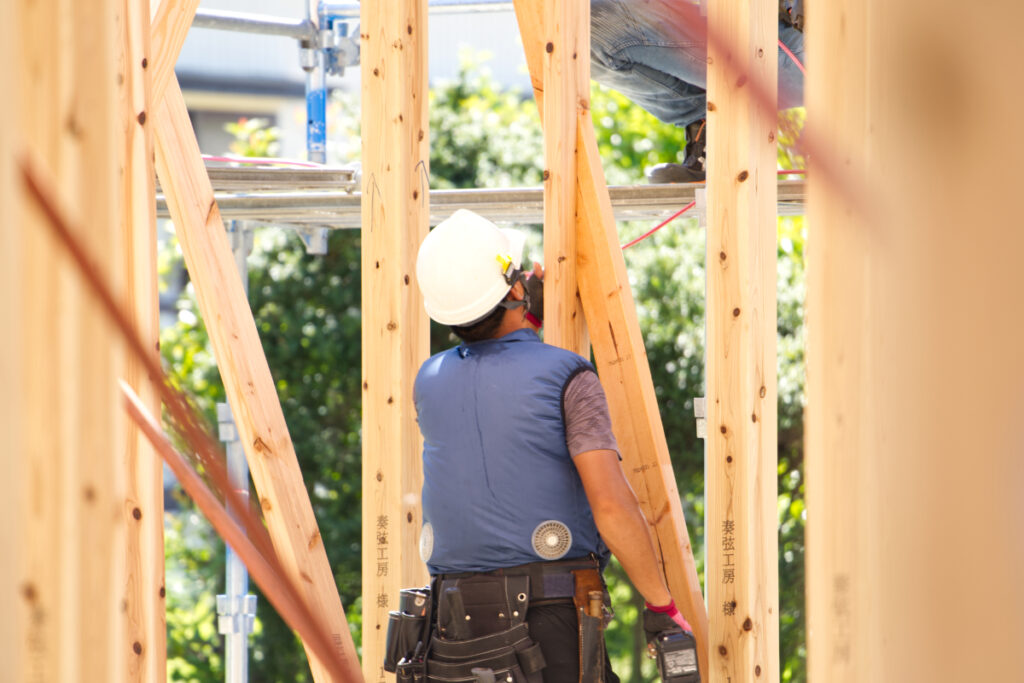 上棟式で木材を運ぶ大工さん