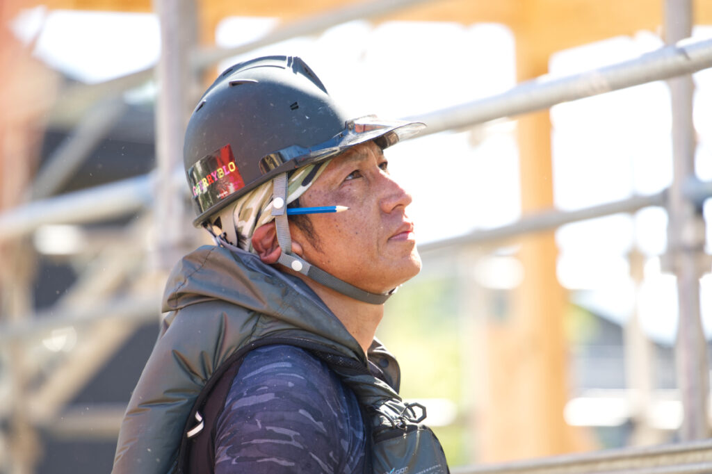 上棟式で現場を見上げる大工さん