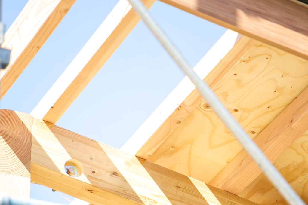 お家の骨組みの隙間から見える青空