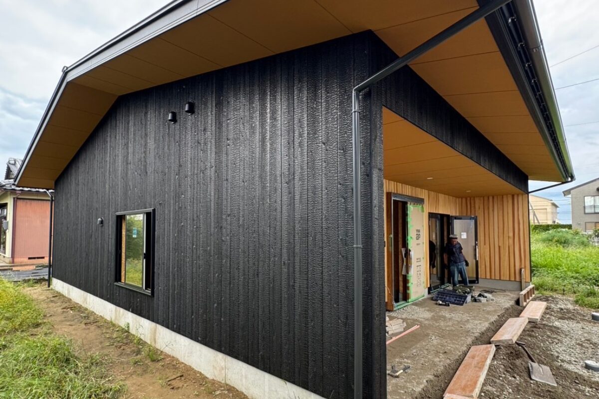 焼杉を使った平屋の外壁