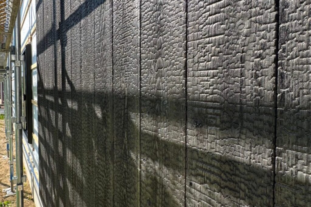 焼杉を使った外壁のアップ