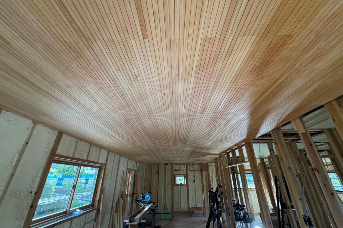 小幅風羽目板の天井