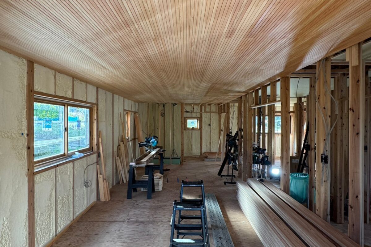 天井に施した小幅風羽目板