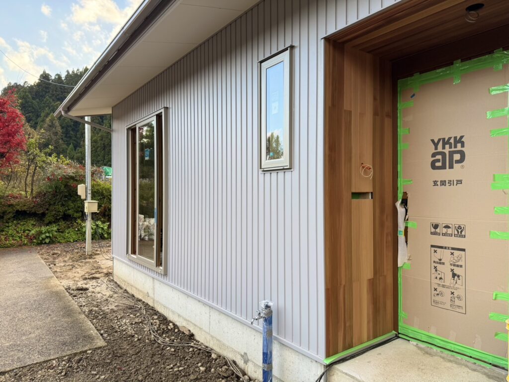 グレー色のガルバリウムの外壁と合わせたレッドシダーの羽目板