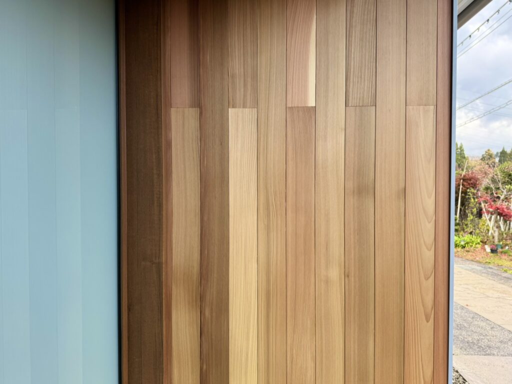 玄関ポーチに使用したレッドシダーの羽目板