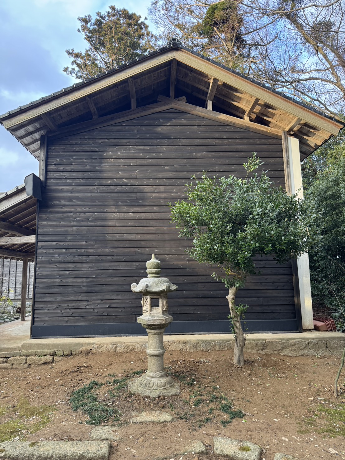 木の表情を活かしながら外壁を整えた施工事例