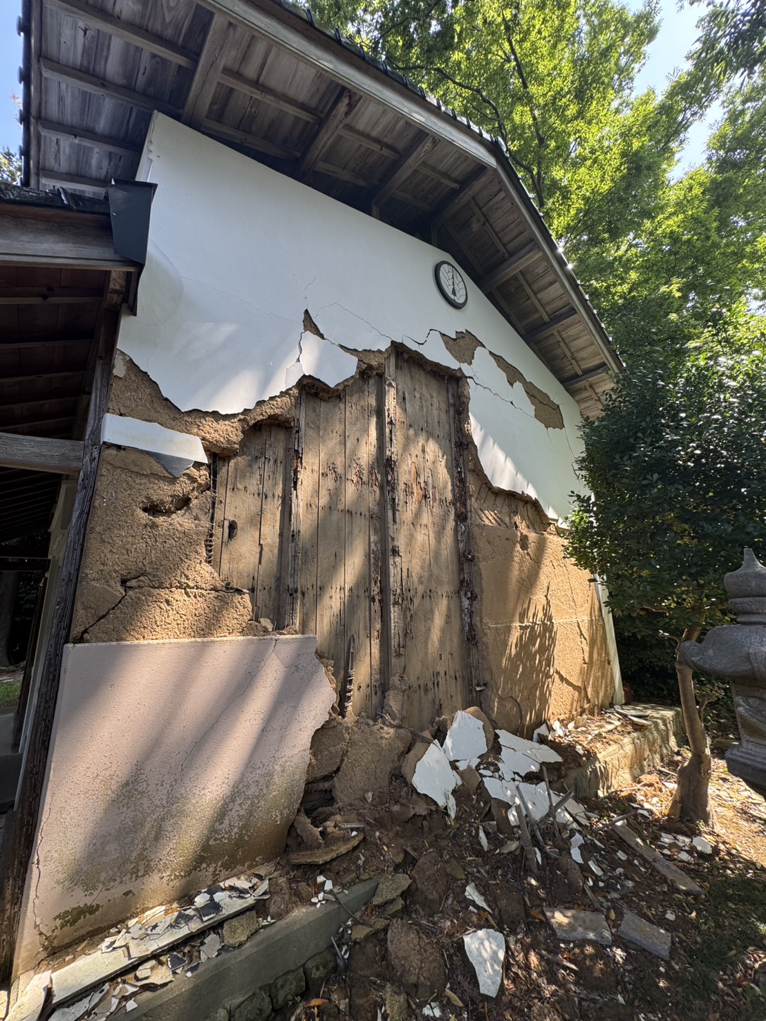 地震で外壁が落ちた築100年以上の蔵
